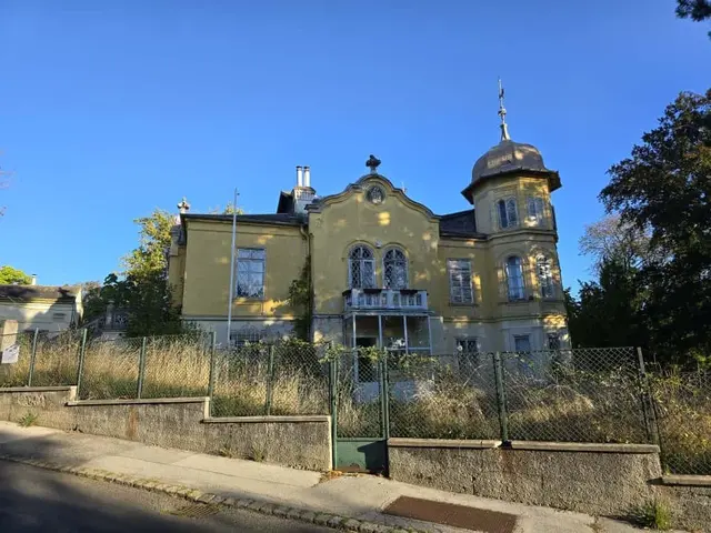 Die denkmalgeschützte Villa soll noch heuer renoviert werden. Wann die Arbeiten abgeschlossen sein werden, kann jedoch noch nicht abgeschätzt werden.  | Foto: Ipirotis/MeinBezirk