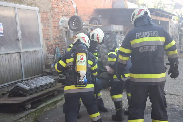 Nach und nach wurden die Personen aus dem Gebäude gerettet. | Foto: MeinBezirk / Leonie Herrmann