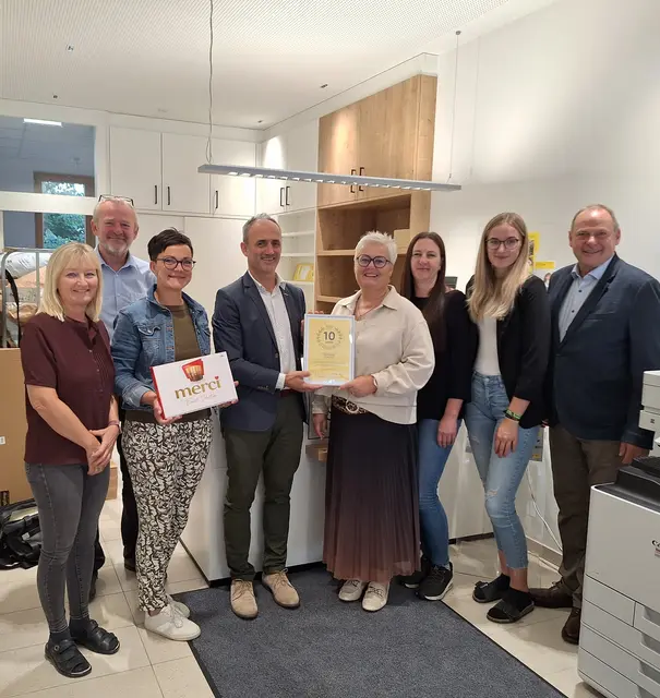 V. l.: Birgit Freller, Postpartner-Mitarbeiterin, Walter Limberger, Amtsleiter der Gemeinde Oberneukirchen, Karin Hochreiter, Postpartner-Mitarbeiterin, Josef Leherbauer, Postpartner Betreuer, Österreichische Post, Anneliese Bräuer, Lisa Keplinger und Leonie Hölzl, alle drei Postpartner-Mitarbeiterinnen, und Josef Rathgeb, Bürgermeister der Gemeinde Oberneukirchen. | Foto: Österreichische Post AG