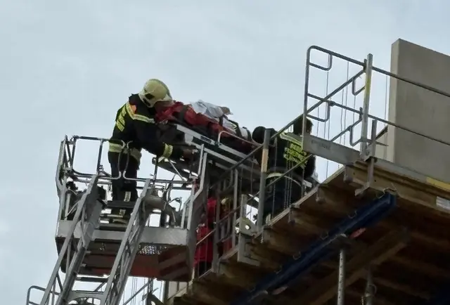 Hier kommt die Drehleiter zum Einsatz. | Foto: BF Klagenfurt