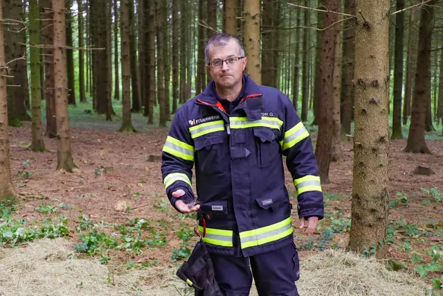 Feuerwehrkommandant Gerald Lindinger von den Floriani aus Sattledt bekam kurz vor sechs Uhr morgens den Einsatzbefehl und rückte mit seiner Mannschaft aus, um Emil zu transportieren. | Foto: laumat.at