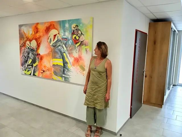 gemalt mit Feuer sieht das so aus, davor die Künstlerin | Foto: zVg Ingrid Pröller