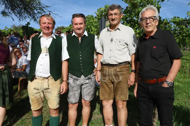 Sepp Loibner, Werner Resch, Wolfgang Bauer und Johann Schleich unterhielten unter dem Birnbaum. | Foto: MeinBezirk/Johann Schleich