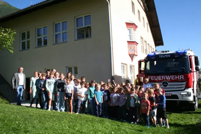 Die vier Klassen der Volksschule Telfes freuten sich, dass es nur eine Übung war. | Foto: Mair