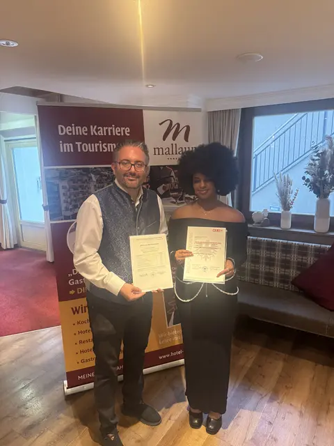 Christoph Mallaun mit Anna Maria Pfeifer mit Schul- und Prüfungszeugnis. | Foto: Hotel Mallaun