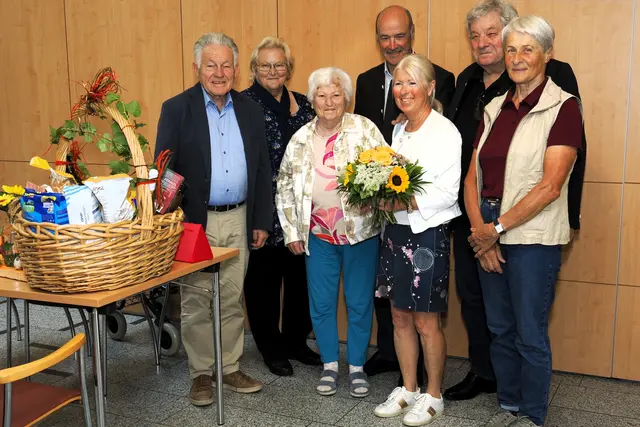Josef Pühringer, Hilde Baumgartner, Jubilarin Margarete Klapper, Josef Langeder, Christa Freudenthaler, Karl Puchbauer-Schnabl, Barbara Prenninger (von links) | Foto: OÖ Seniorenbund