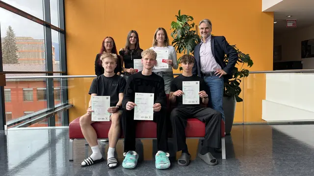 Die Cambridge-KandidatInnen der BHAK Lienz präsentieren stolz ihre Zertifikate. | Foto: HAK Lienz
