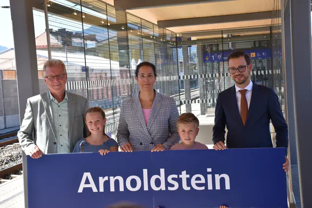 Bürgermeister Reinhard Antolitsch, Marlene, ÖBB-Vorständin Judith Engel, Laurenz und Landesrat Sebastian Schuschnig (v.l.) | Foto: MeinBezirk/Dominik Lach
