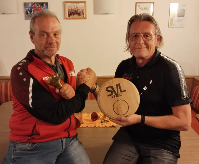 Der neue Präsident Franz Schmied mit Ehrenpräsident Franz Stocker (v.l.). | Foto: SV Lechaschau