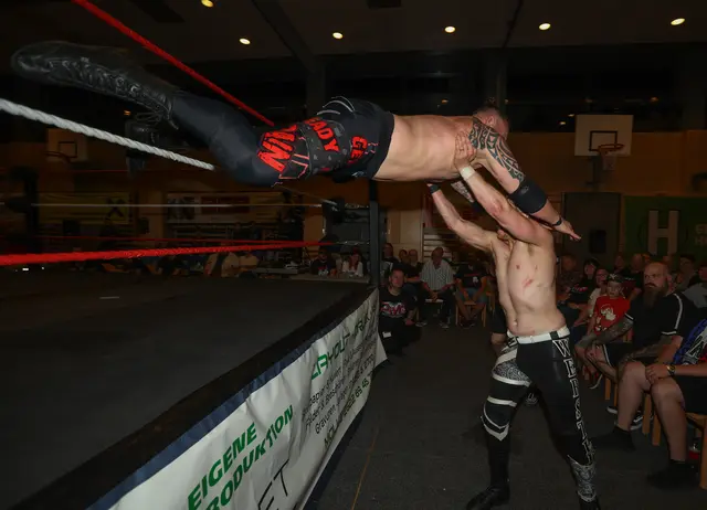 PWÖ Openweight Champion Martn Pain mit einem "Suicide Dive" gegen Flash Morgan Webster. | Foto: Alex Singer
