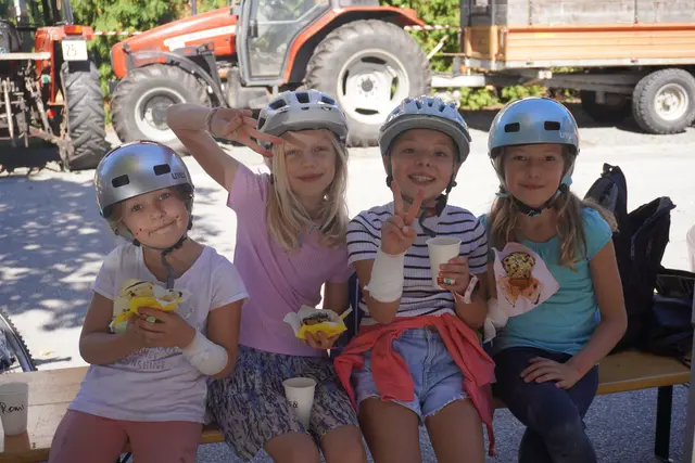 Die Kinder waren die heimlichen Stars des Aktionstags in Birgitz. Sie zeigten vor, dass Fahrradfahren Spaß macht.  | Foto: AMG