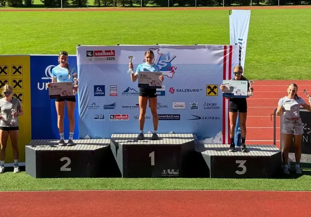 Elisabeth Schlick bei der Siegerehrung: 1. Platz, Magdalena Bauer am 4. Platz (links)
 | Foto: privat/Schlick