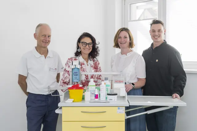 Das Team der Virgilambulanz: Dr. Winfried Köhler, ärztlicher Leiter, Andrea Schmid, Caritas-Direktorin, Franziska Angerer und Felix Wanger, Leitung Virgilambulanz | Foto: Caritas Salzburg