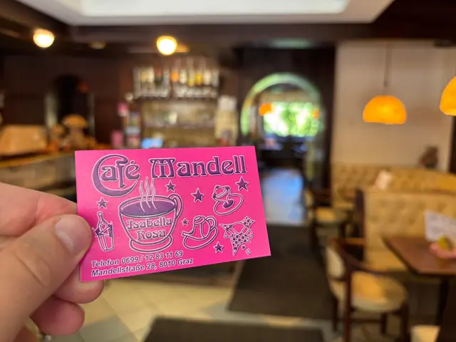 Ob Frühstück oder Feierabendbier: Von Montag bis Samstag hat das Café Mandell ab 7 Uhr geöffnet. | Foto: Christoph Lamprecht