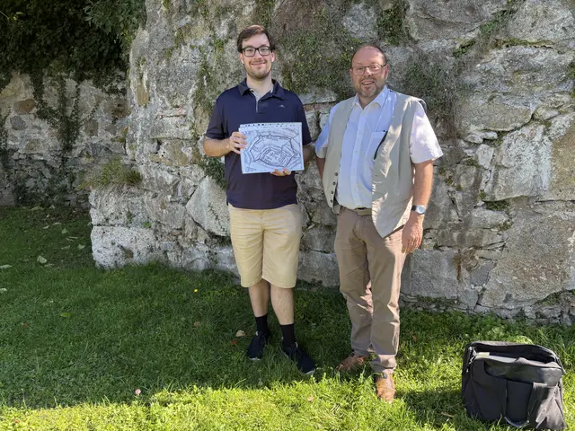 DieBurg Schärding diente im Mittelalter in erster Linie als Schutzgemäuer und Rückzugsort der Schärdinger bei Angriffen. Deshalb war sie auch zwiebelartig aufgebaut, erzählen Maximilian Puhane (links) und sein Vater, der Stadtarchivar Schärdings Mario Puhane bei ihren Stadtführungen.  | Foto: MeinBezirk/Michelle Bichler