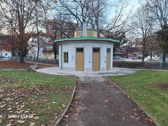 Um knapp 200.000 Euro wurde die Toilettenanlage im Volksgarten sowohl im Innen-, wie Außenbereich saniert. Inzwischen wurde auch diese Anlage wieder zerstört.  | Foto: Stadt Graz/GBG