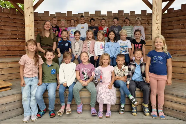 2025 Volksschule Großweikersdorf, 1b. mit Klassenlehrerin Stefanie Postrihac. | Foto: Christian Nowotny