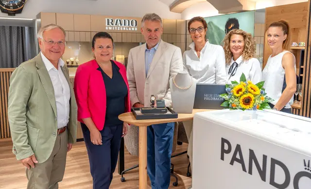 Bürgermeister Josef Ober, Vizebürgermeisterin Sonja Skalnik und Geschäftsinhaber Horst Koller (v. l.) mit Team | Foto: Facebook Stadtgemeinde Feldbach