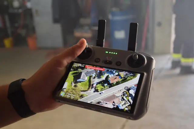 Anhand einer Drohne konnte man sich einen Überblick der Lage von oben verschaffen. | Foto: MeinBezirk / Leonie Herrmann