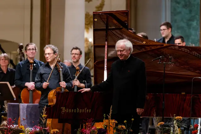 Sir Andras Schiff und das Chamber Orchestra of Europe. | Foto: Wearegiving