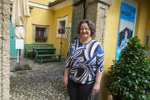Marika Halbach darf sich seit Anfang Juli 2025 „Sammlungsleiterin Volkskunde" im Salzburger Volkskundemuseum nennen und führte durch das Museum. | Foto: Emanuel Hasenauer