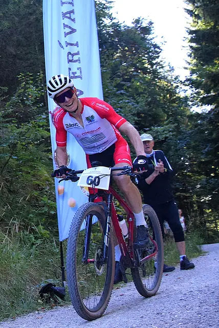 Stefan Öttl - Siegerlächeln beim Aschenbrenner Haus. | Foto: Schwaighofer