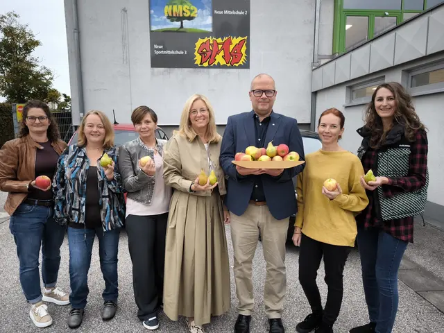 In den Welser Mittelschulen, die von der Schulsozialarbeit betreut werden, gibt es ab jetzt einmal in der Woche Äpfel und Birnen aus Buchkirchen für eine gesunde Stärkung der Kinder und Jugendlichen. | Foto: Stadt Wels