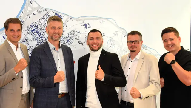 Wörgls Bgm. Michael Riedhart, Andreas Fagschlunger, Edin Avdic, Daniel Happ und Sportreferent Thomas Embacher (v.l.). | Foto: Schwaighofer