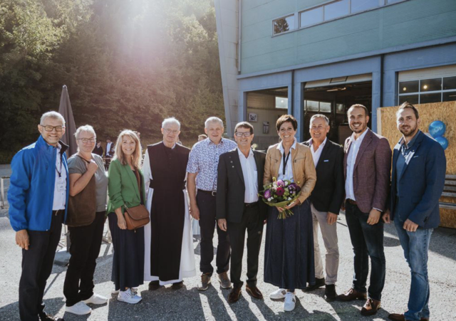 Prokurist Alfred Hochecker, Michaela Lienhart und Gabriela Galeta vom Pflegeheim Hainfeld, Vizebürgermeister Thomas Farnberger, Bürgermeister Albert Pitterle, Vorständin Gerlinde Tröstl-Katinger, Alexander Feucht seitens Sparkasse, Bürgermeister Michael Wurmetzberger und Richard Rieder von Rieder-Holz (v.l.) | Foto: Metagro