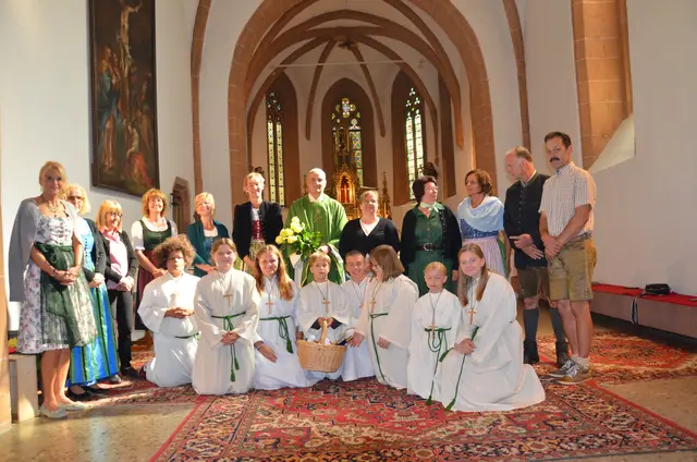Pfarrer Gottfried Lammer im Kreise des Pfarrgemeinderates und der Ministranten. | Foto: G. Oblak