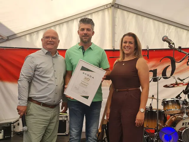Gratulation und Urkunde zum Doppeljubiläum: Markus Stifter (Markenleiter Skoda Österreich), Geschäftsführer Jürgen Wais und Julia Heinreich (Škoda) | Foto: Kerstin Freisleben & Autohaus Wais
