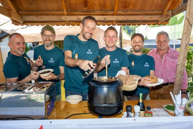 Die Naturfreunde St.Margareten hatten die Fisolenklassiker Bohnengulasch im Brottop und die Käferbohnen mit Grammelschmalz und Bohnenbrot auf ihrer Angebotsliste. | Foto: Dieter Arbeiter