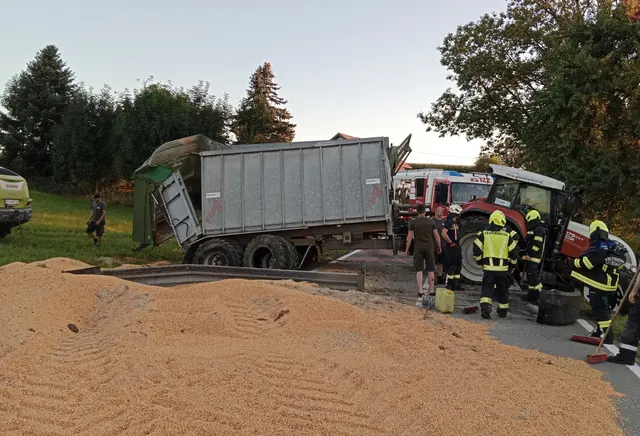 Die Aufräumarbeiten dauerten mehr als zwei Stunden. | Foto: FF Utzenaich/FF Stelzham