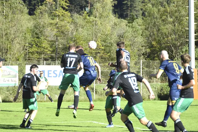 Der SK Pillerseetal 1 (blau) musste sich in St. Ulrich dem SV Weerberg geschlagen geben (0.1). | Foto: Kogler