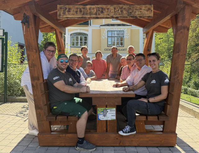 Zur feierlichen Übergabe an die Gemeinde kamen zahlreiche Ehrengäste aus der regionalen Politik. | Foto: Landjugend Mold