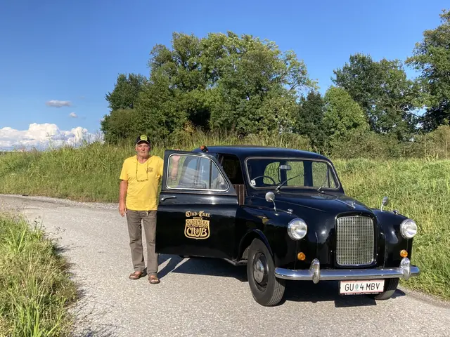 Erich Rozinski, Organisator des Oldtimertreffens in Gössendorf, mit einem originalen London-Taxi, das Samstag vor Ort zu bestaunen sein wird. | Foto: STOGC