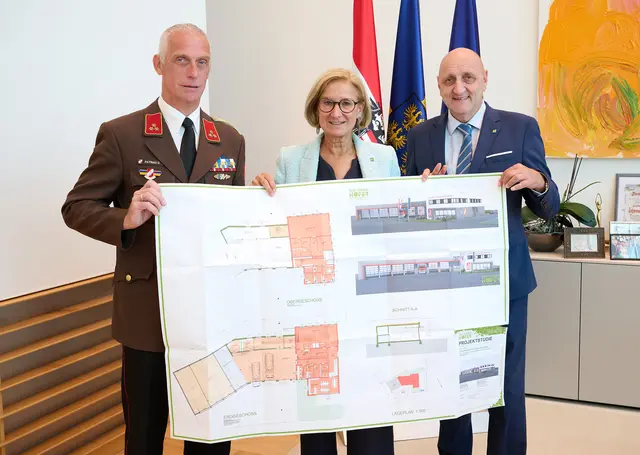 Feuerwehrkommandant Georg Patrias, Landeshauptfrau Johanna Mikl-Leitner und Bürgermeister Gerald Höchtel. | Foto: NLK Pfeiffer