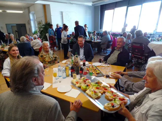 In geselliger Atmosphäre wurde auf die besonderen Anlässe angestoßen, Erinnerungen ausgetauscht und so manche persönliche Geschichten erzählt. | Foto: Stadtgemeinde Ebreichsdorf