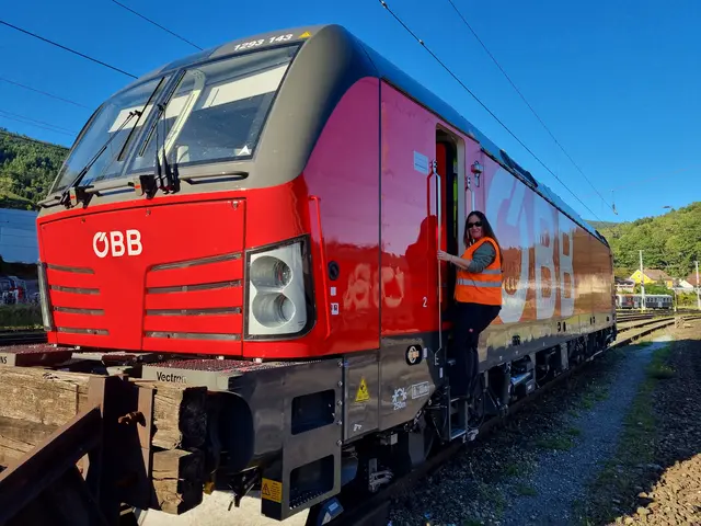 Am Bahnhof Leoben eingestellt: Conny mit der neuen Lok Vectron 1293 143.  | Foto: Astrid Höbenreich-Mitteregger