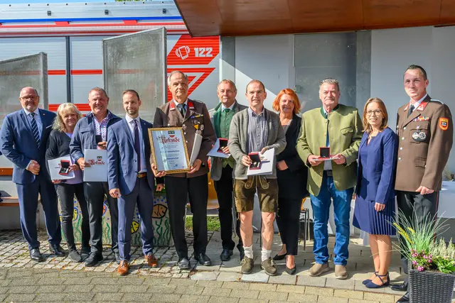 V.l.n.r.: Nationalrat Alois Schroll, GR aD Roswitha Magauer (Medaille Bronze), Wirt Gerhard Spitzer (Nadel Silber), BGM. Daniel Lachmayr, Ehrenbürger Vizebgm. aD. Walter Forstenlechner, GR aD. Peter Bugram (Medaille Gold), GR aD. Günther Hofer (Medaille Bronze), Vizebgm. Birgit Wallner, GR aD. Alexander Weprek (Medaille Silber), AL Isabell Grindling, Gemeindevorstand Thomas Wahl | Foto: Wolfgang Simlinger