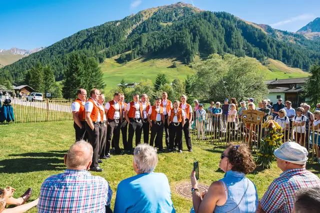 Verschiedenste Chöre aus dem In- und Ausland waren in Schmirn vertreten. So auch der Jodelchörli Schönengrund aus der Schweiz.  | Foto: Pernsteiner
