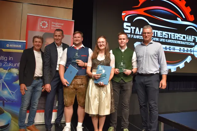 Die ersten drei Gewinner der Staatsmeisterschaft im Bereich der Fahrzeugtechnik