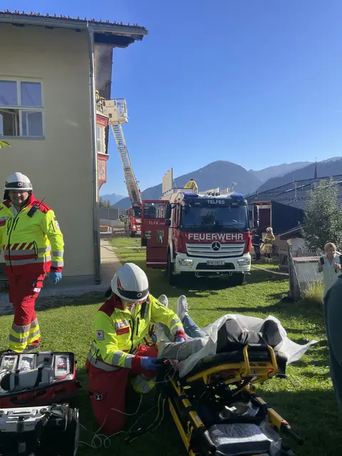 Auch die 30 Meter hohe Drehleiter aus Neustift kam zum Einsatz.  | Foto: Mair