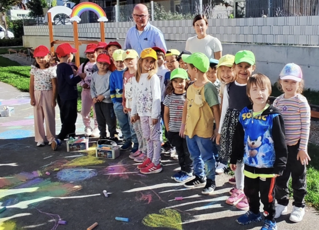 Mobilitätsstadtrat Wolfgang Lehner und Elementarpädagogin Viktoria Feigl mit den Kindern vom Kindergarten Regenbogen.  | Foto: W.Lehner