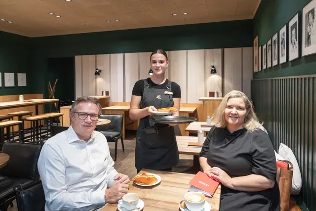 Business Frühstück zu früher Stunde: Isabel (Mitte) servierte Christoph Holzer und Martina Maros-Goller  Nusskrone, Topfentascheerl und köstlichen Kaffee, der um 7.15 Uhr dringend nötig war. | Foto: Konstantinov