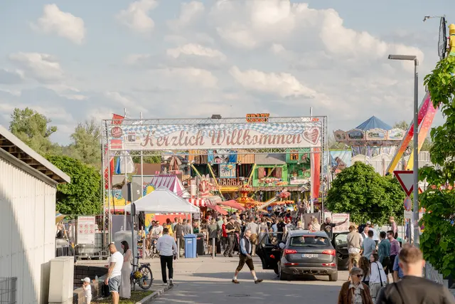 LehrlingsRedakteurin Lea David besucht mit ihren Kollegen die Pfingstdult in Simbach am Inn. | Foto: Carolyn Kummerer