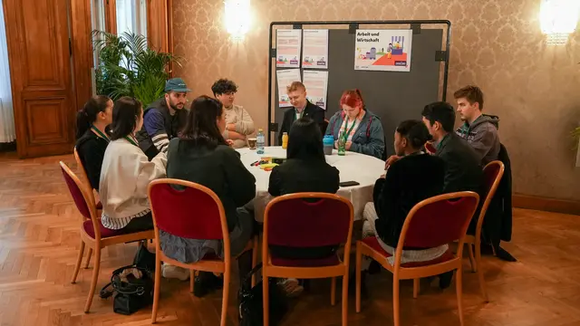 In kleinen Gruppen wurden beim Kinder- und Jugendparlament verschiedenste Themen besprochen.  | Foto: Andreas Pölzl/MeinBezirk