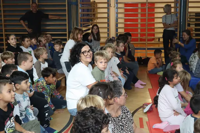 Sabine Walter vom Umweltreferat der Stadt Landeck war mittendrinnen beim Besuch des Kasperls.  | Foto: Elisabeth Zangerl