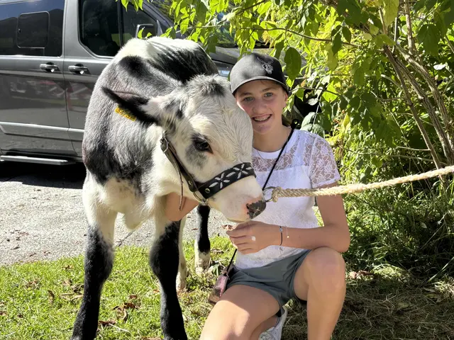 Anna mit Muhbert, der Mittelpunkt des Schätzspiels war. | Foto: Voithofer