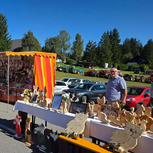 Holzschnitzkunst und andere Handwerker stellten aus. | Foto: Gemeinde Edelschrott